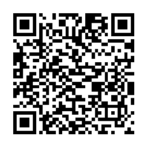 高扬拿着他父亲的两张银行卡还有家门的钥匙离开了医院二维码生成