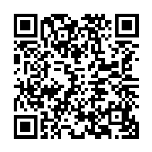 高耸的木质滑轮臂吊起一个巨大的木器在空中缓缓旋转二维码生成